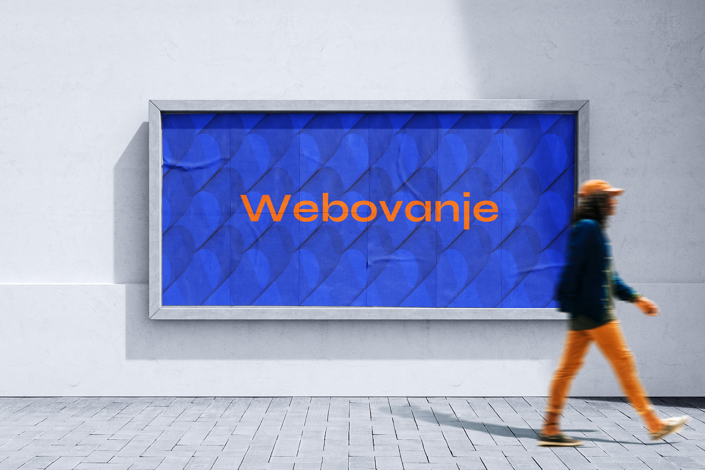 Bilbord sa logotipom u narandžastoj na plavoj šari
