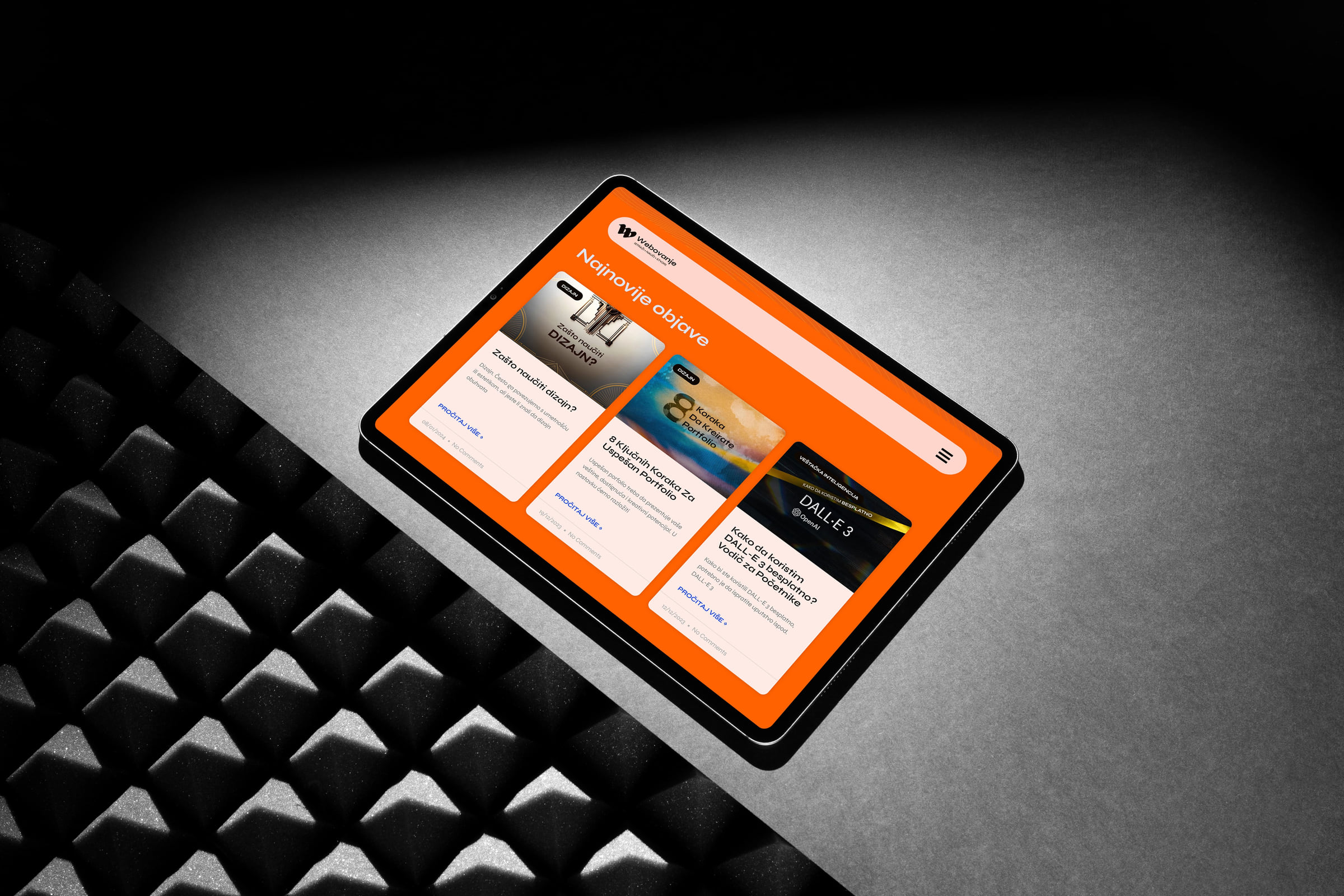 Tablet sa spiskom članaka u narandžastoj